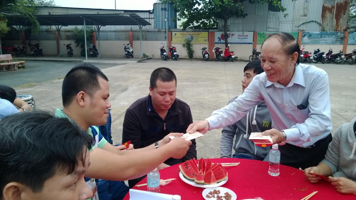 Ông Trần Minh Vũ, Chủ tịch LĐLĐ quận Tân Phú, TP HCM, lì xì cho công nhân khó khăn, không có điều kiện về quê đón Tết.