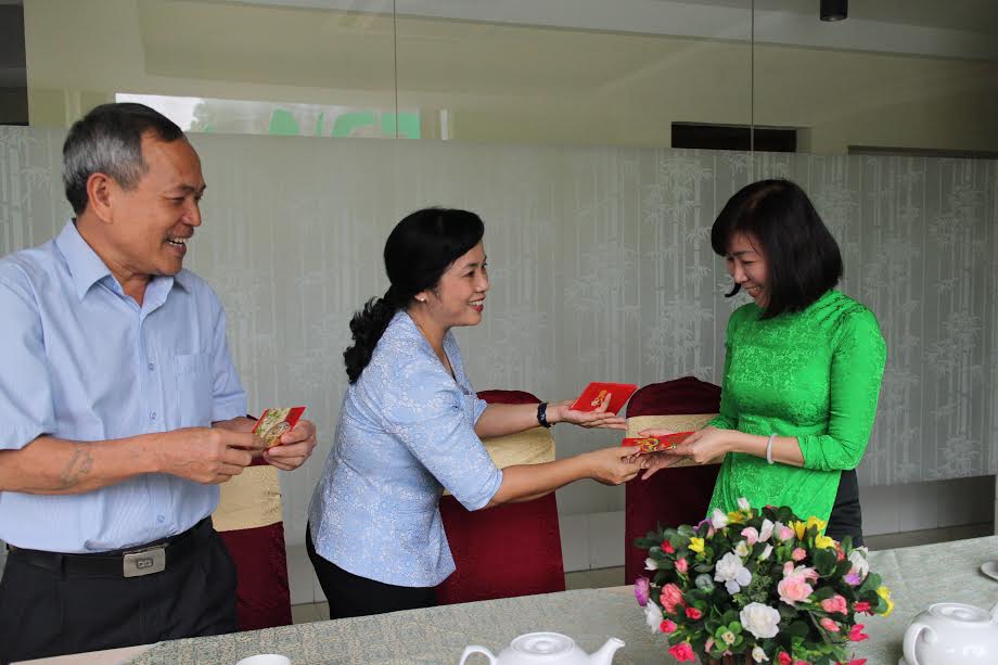Bà Trần Kim Yến, Chủ tịch LĐLĐ TP HCM, lì xì đầu năm cho đại diện Công ty CP Du lịch Công đoàn