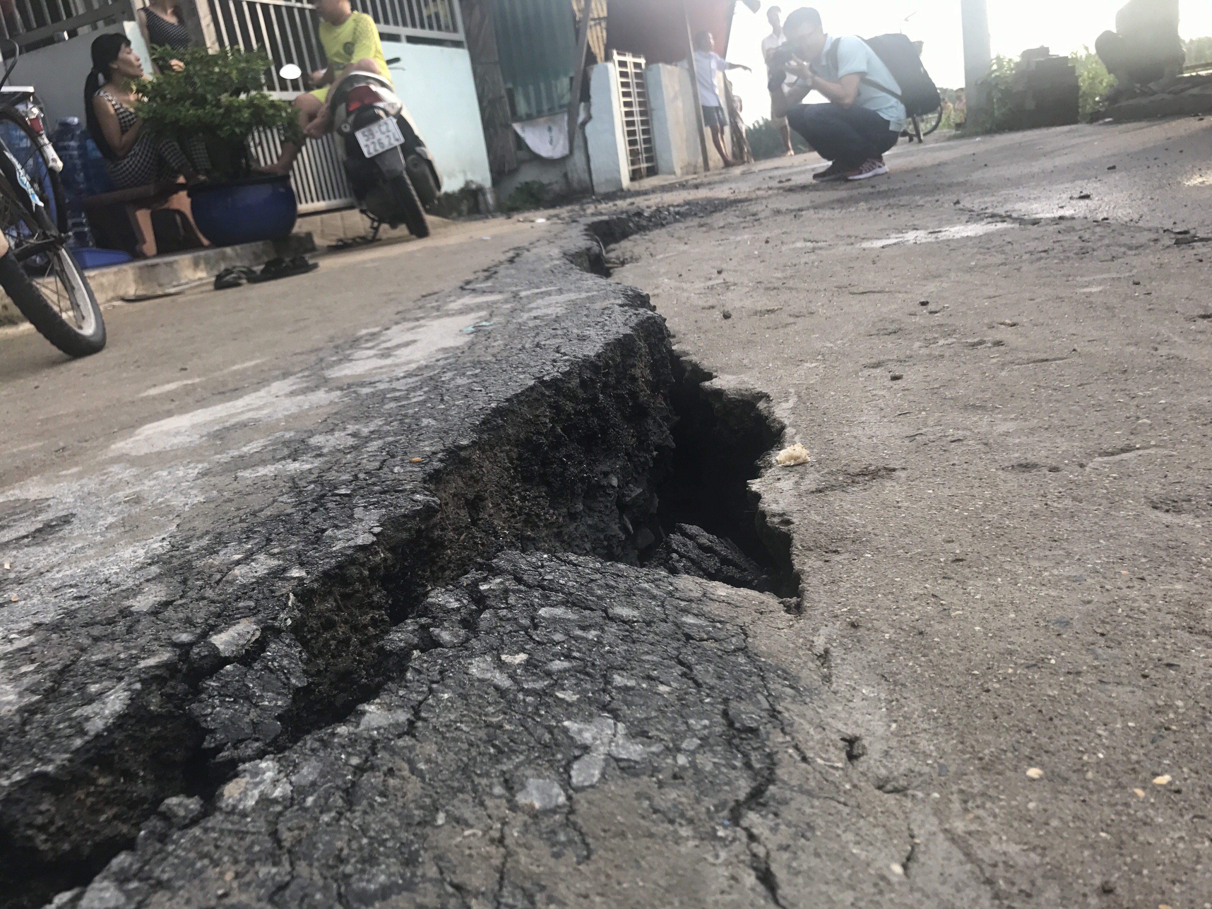 7 căn nh&agrave; ở Nh&agrave; B&egrave; sắp bị lọt xuống s&ocirc;ng - Ảnh 1.