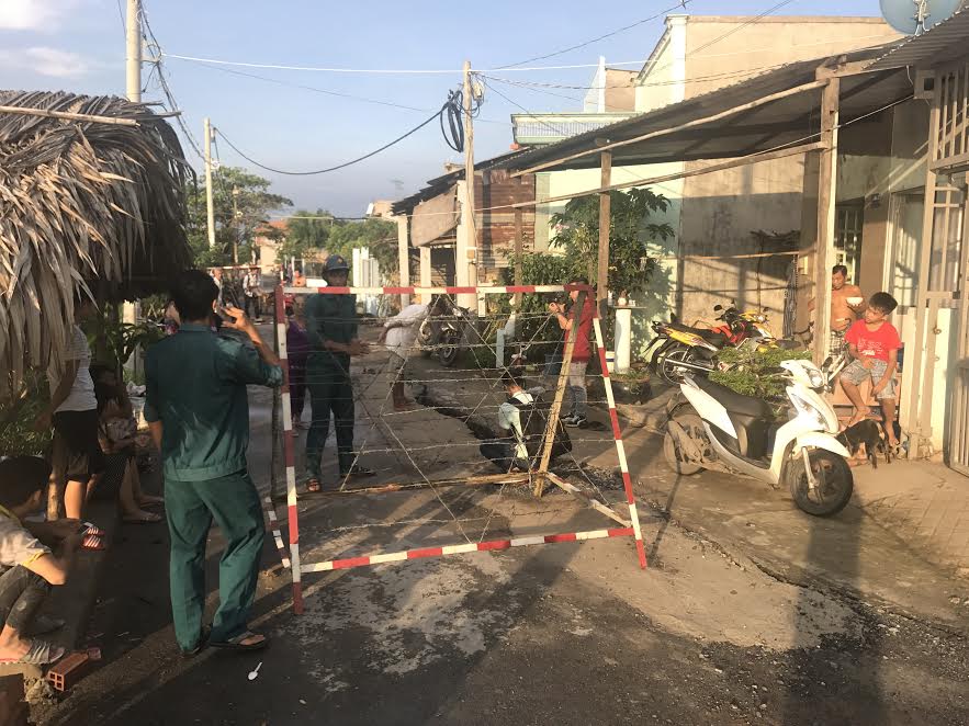 7 căn nh&agrave; ở Nh&agrave; B&egrave; sắp bị lọt xuống s&ocirc;ng - Ảnh 2.