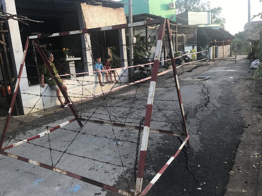 7 căn nh&agrave; ở Nh&agrave; B&egrave; sắp bị lọt xuống s&ocirc;ng - Ảnh 5.