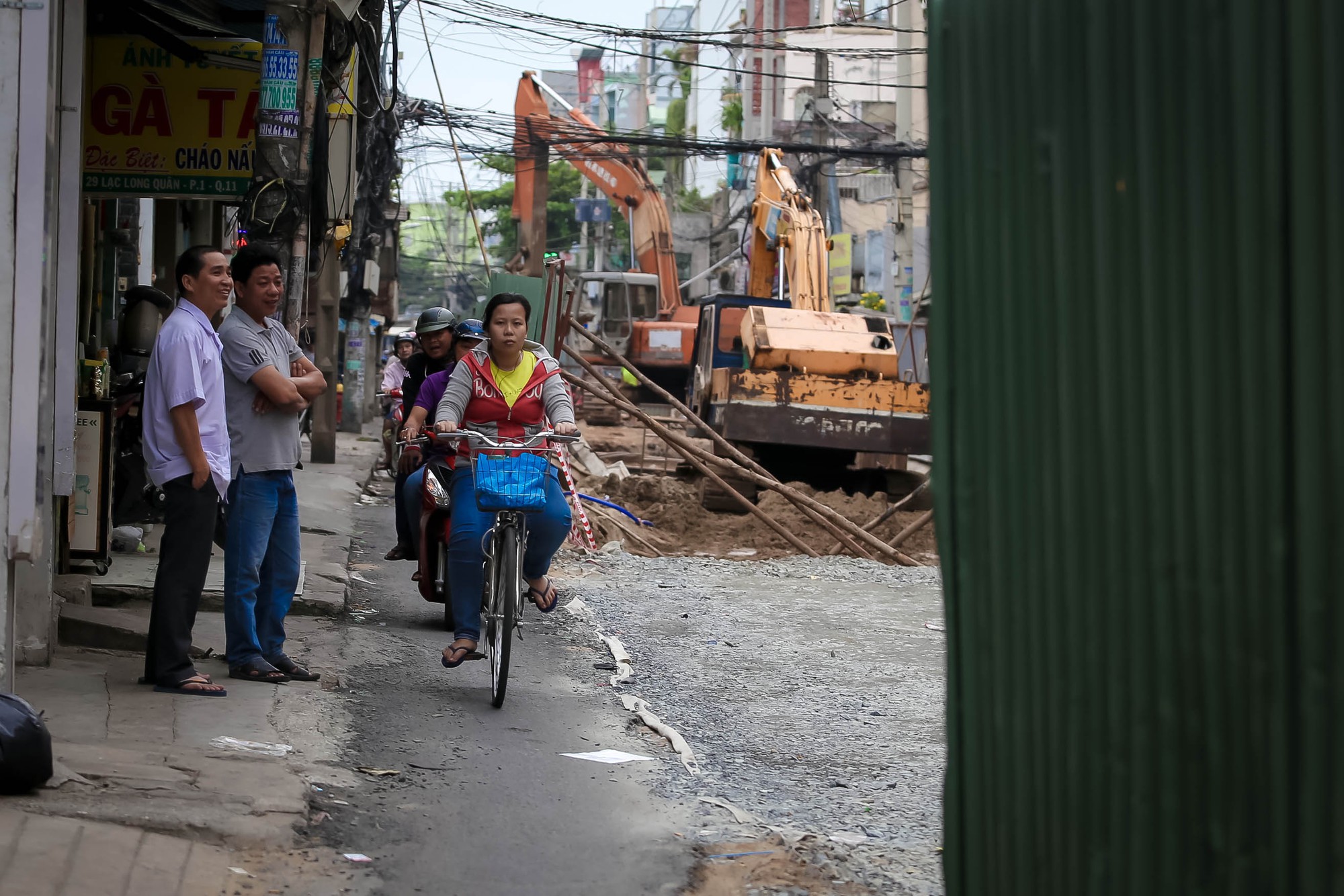Khổ vì ra đường là gặp "lô cốt"