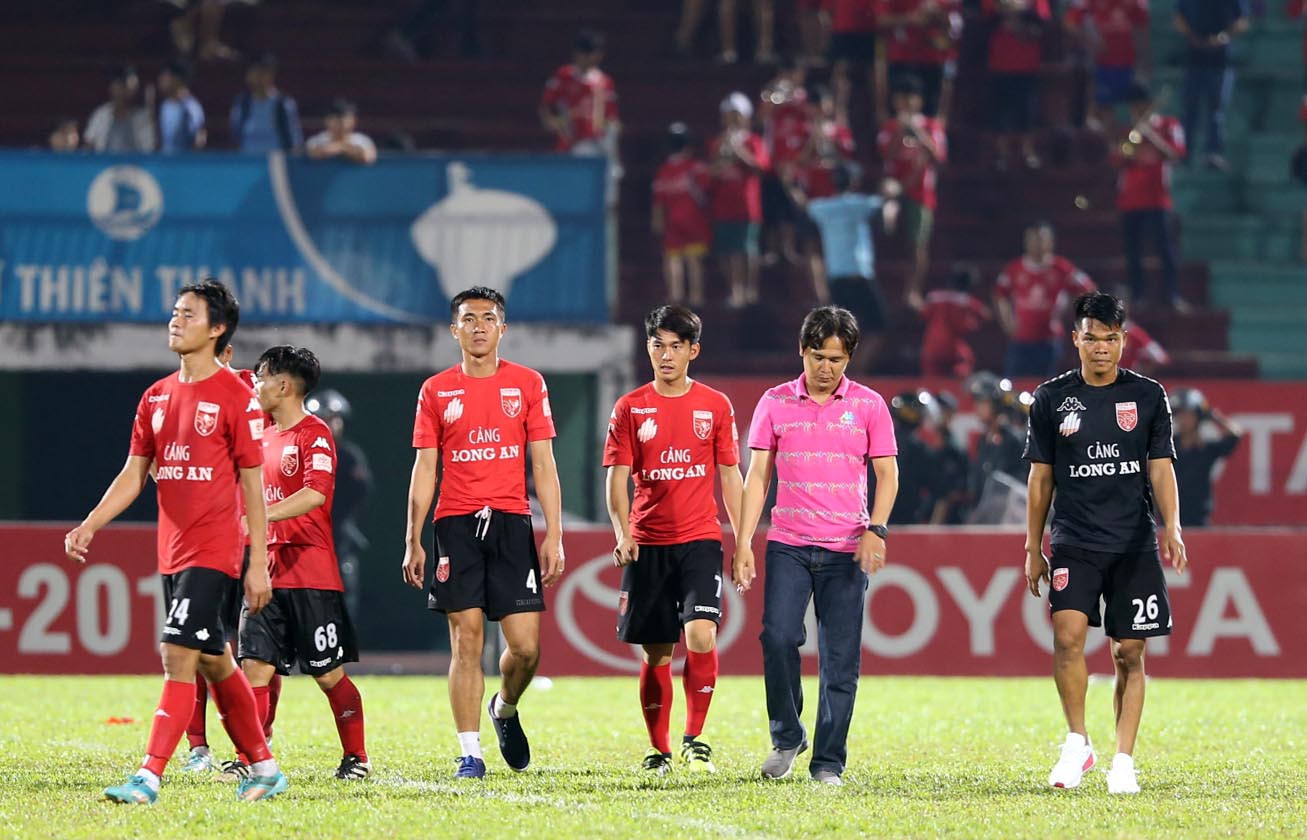 Nỗi buồn của cầu thủ Long An sau trận cuối tại V-League 2017 - Ảnh 5.