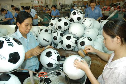 Công nhân trên 35 tuổi thất nghiệp: Ai để doanh nghiệp lách luật?