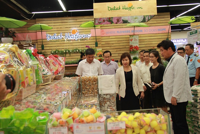 
Thứ trưởng Hồ Thị Kim Thoa kiểm tra quầy h&agrave;ng b&aacute;nh kẹo Tết tại LOTTE Mart quận 7
