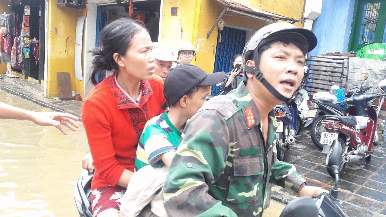 Bộ đội d&ugrave;ng ca n&ocirc; vượt lũ đưa người đi cấp cứu - Ảnh 2.