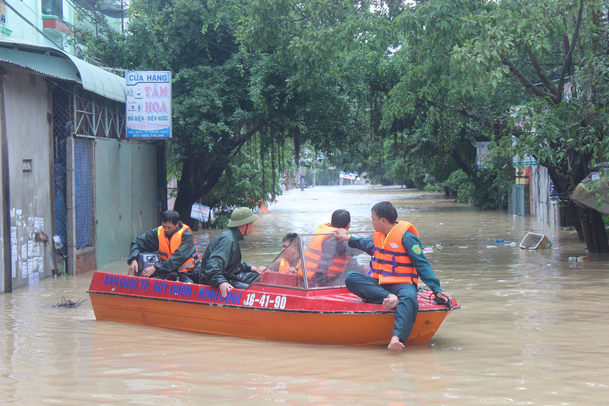 Lũ kéo về bao vây, TP Quy Nhơn chìm trong biển nước