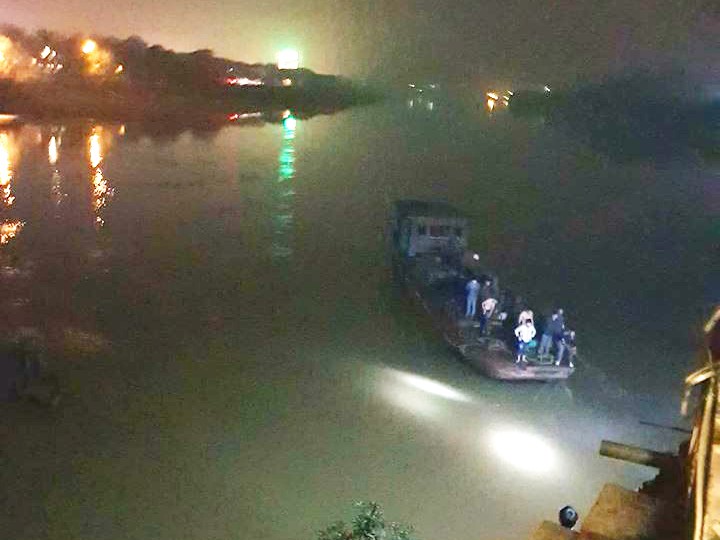 Lùi xe bất cẩn, ô tô lao xuống sông Hồng làm 2 người tử vong