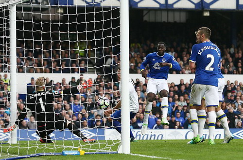 Lukaku lập c&uacute; đ&uacute;p, Everton ngắt mạch thắng của Leicester