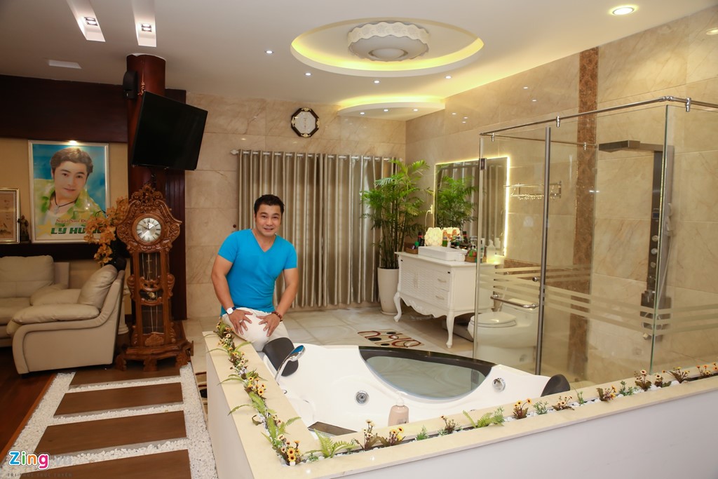 Thăm biệt thự mới xây, rộng 700 m2 của Lý Hùng