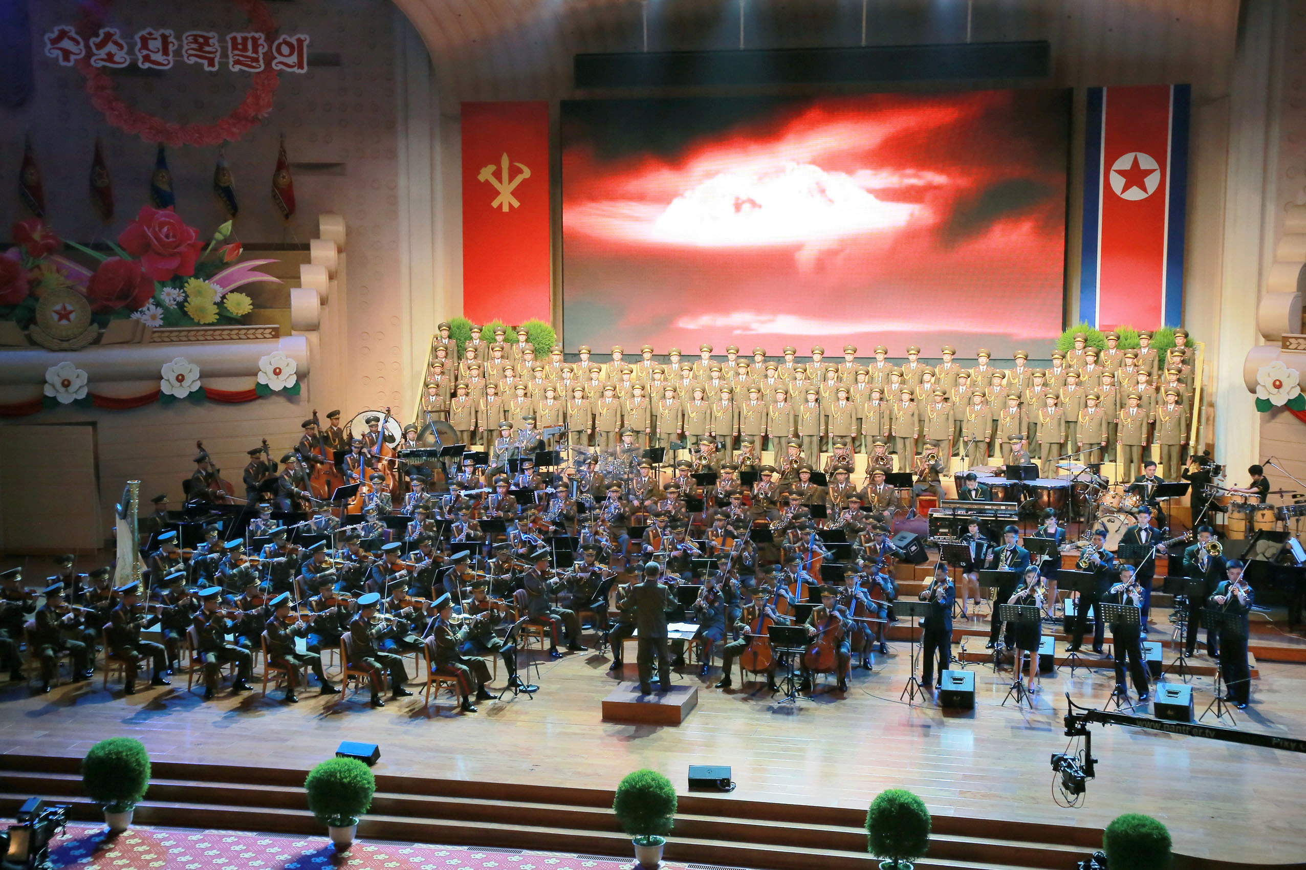 Triều Tiên khoe ảnh ông Kim Jong-un tươi cười tổ chức đại tiệc - Ảnh 2.