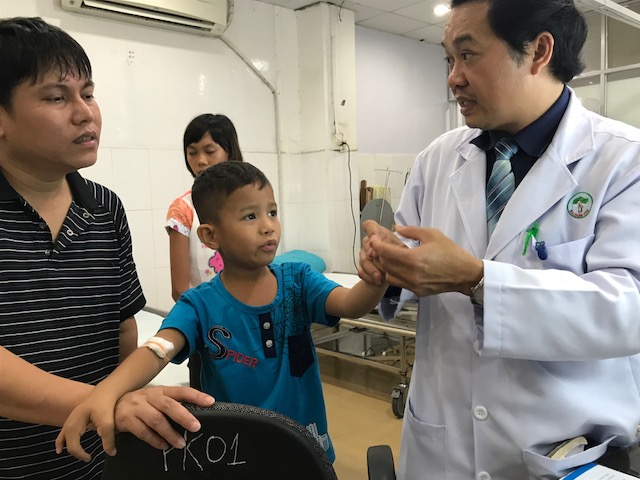 H&atilde;y cứu gi&uacute;p trẻ em dị tật tay ch&acirc;n! - Ảnh 1.