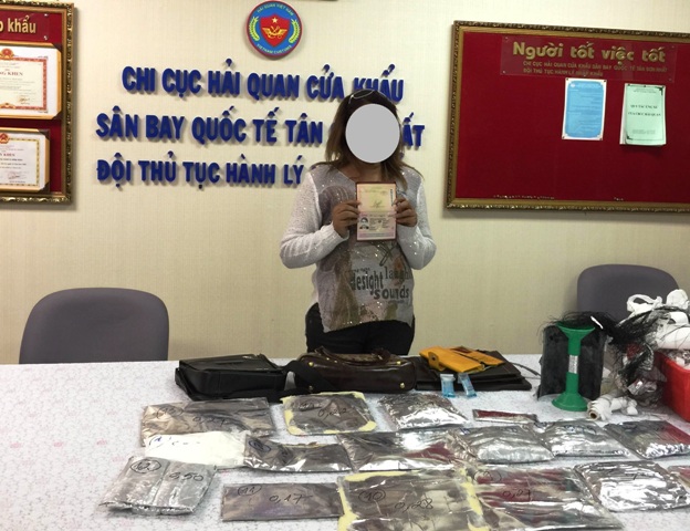 Bạn trai nhờ "cầm quà", nữ thiết kế dính án vận chuyển 2,2 kg ma túy
