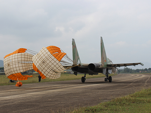 Phi công mưu trí xử lý tình huống Su-30MK2 còn 1 động cơ