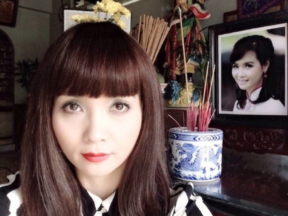 
Mai Thu Huyền b&ecirc;n b&agrave;n thờ đặt ảnh m&igrave;nh l&agrave;m bối cảnh trong phim  Những kẻ hai mặt

