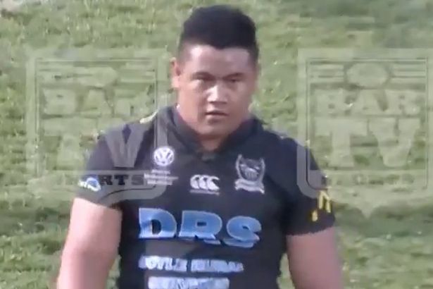 Cú knock-out trọng tài khiến VĐV bóng bầu dục bị cấm 10 năm - Ảnh 1.