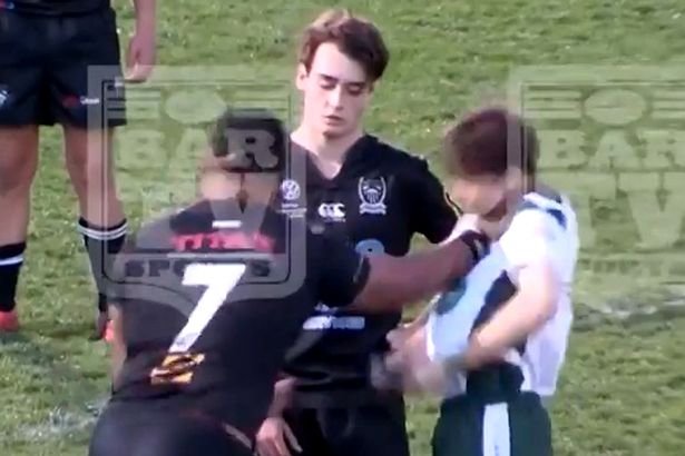 Cú knock-out trọng tài khiến VĐV bóng bầu dục bị cấm 10 năm - Ảnh 2.