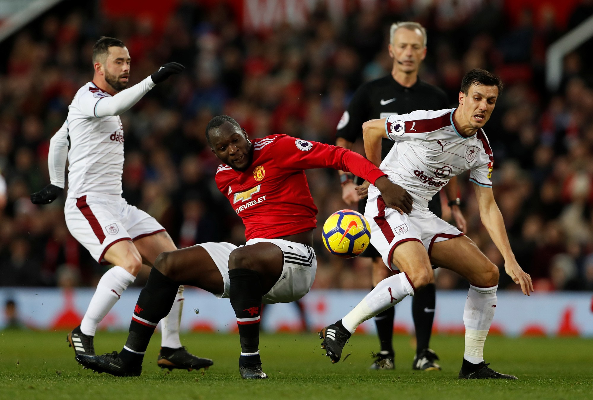 Man United lo mất ngôi nhì