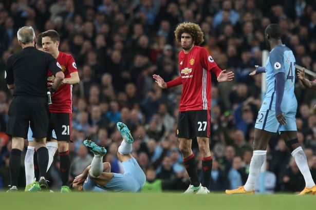 Mourinho cáo buộc Aguero đóng kịch khiến Fellaini bị đuổi