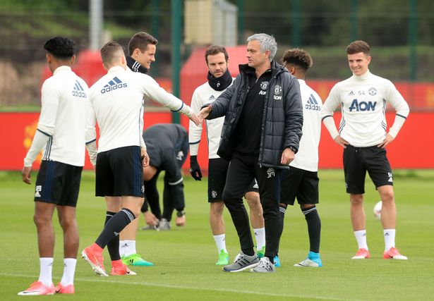 Mourinho "phản pháo" HLV Ajax