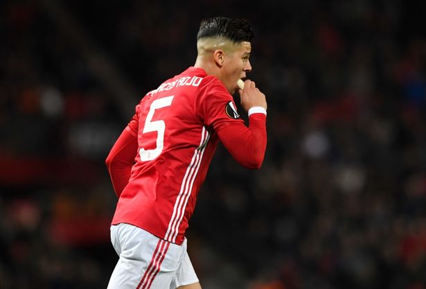 Xem Mourinho tiếp sức Rojo bằng... chuối