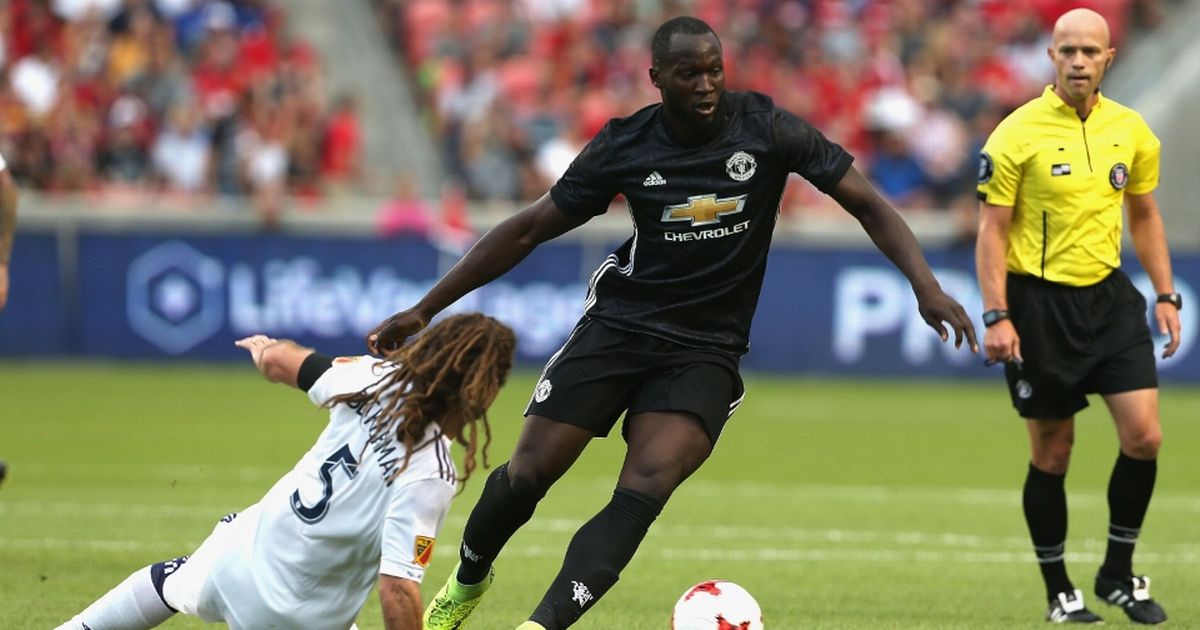 Lukaku vượt qua hàng thủ đối phương trước khi ghi bàn