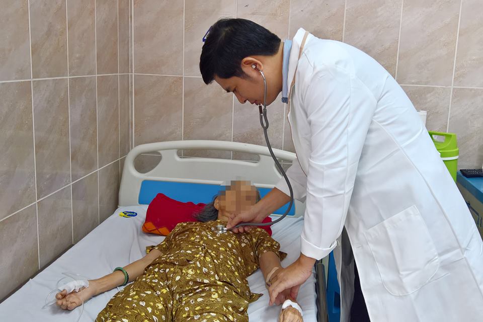 Đ&ecirc;m khuya cứu sống hai cụ nhiễm tr&ugrave;ng đường mật - Ảnh 1.