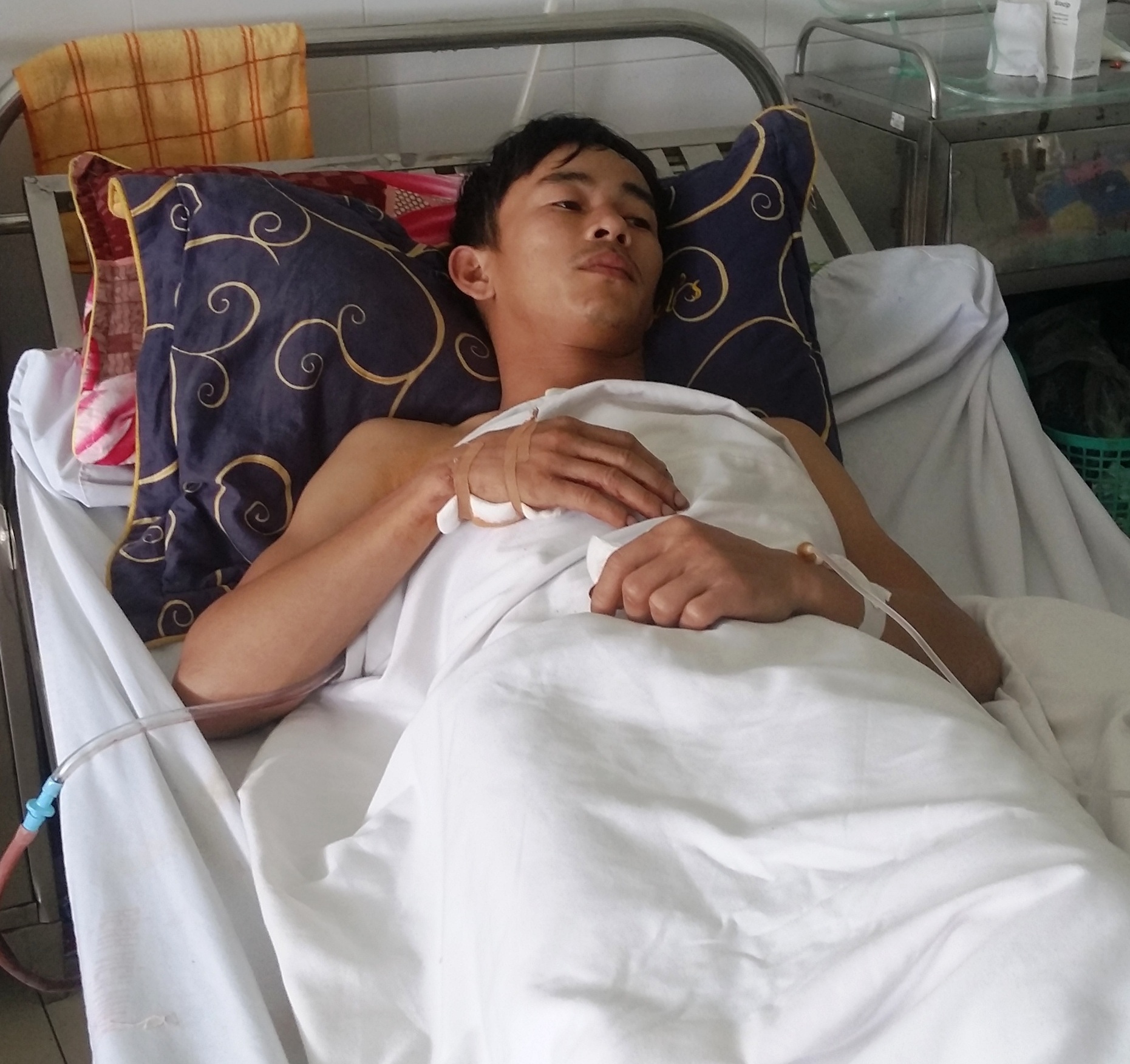 Bị đánh, về nhà lấy dao bầu đâm xuyên ngực bạn nhậu