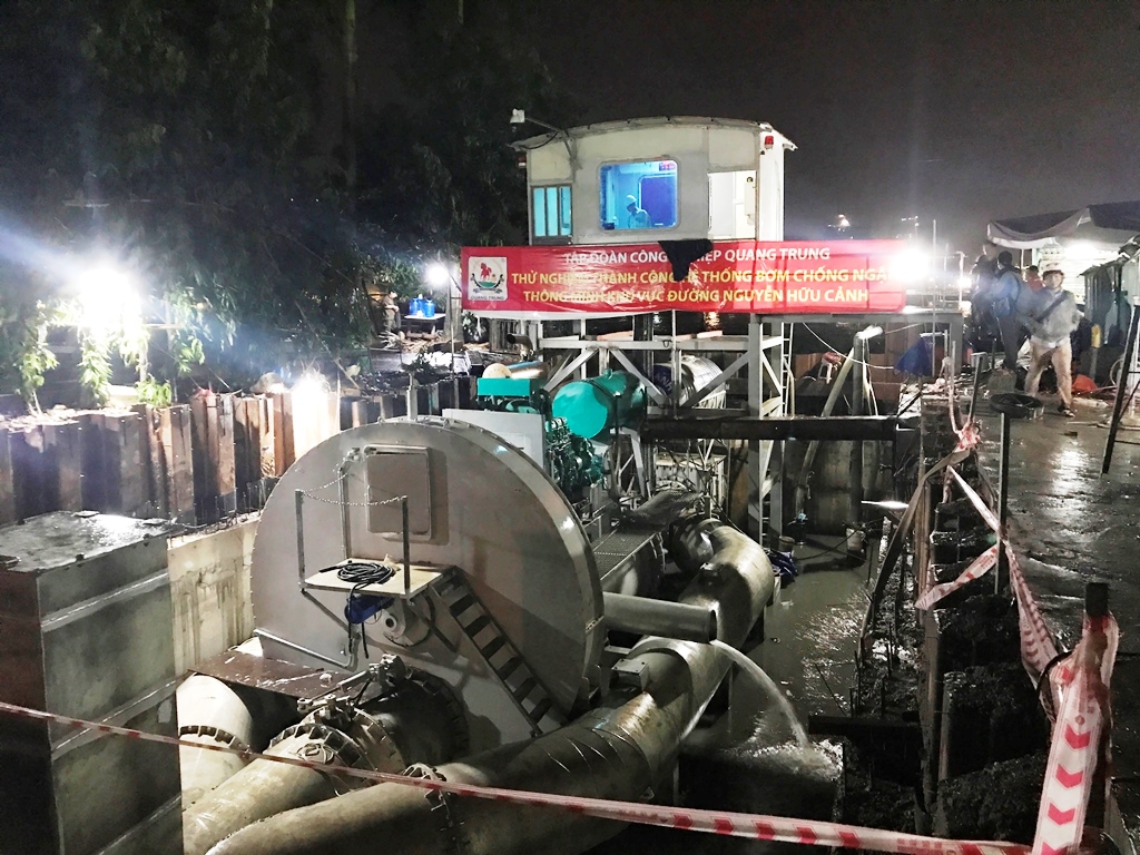 Máy bơm khủng 3 lần nổ máy, đường Nguyễn Hữu Cảnh không ngập
