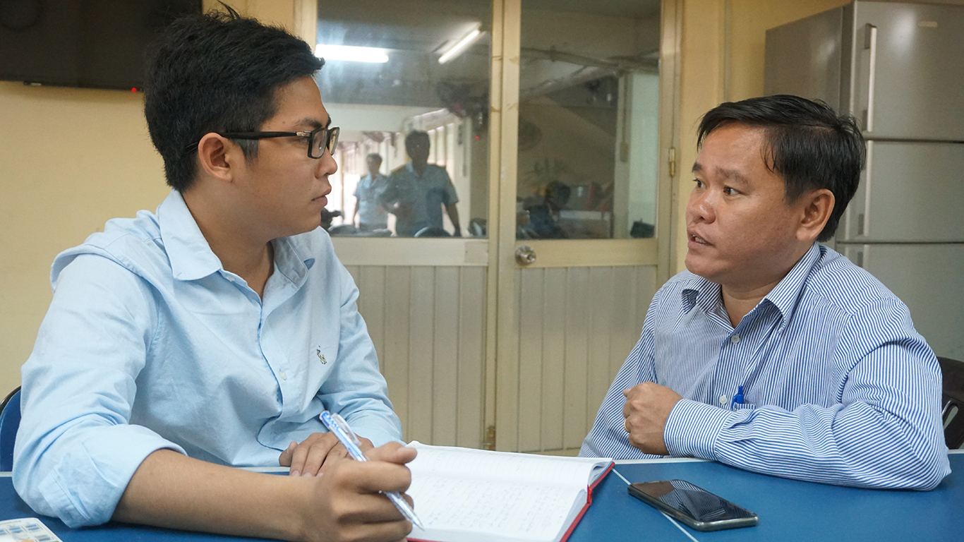 Ông Nguyễn Gia Thái Bình (Phải) đề nghị người dân hễ thấy nơi đâu lấn chiếm lòng đường, vỉa hè hãy thông tin đến ông để ông tổ chức xử lý.