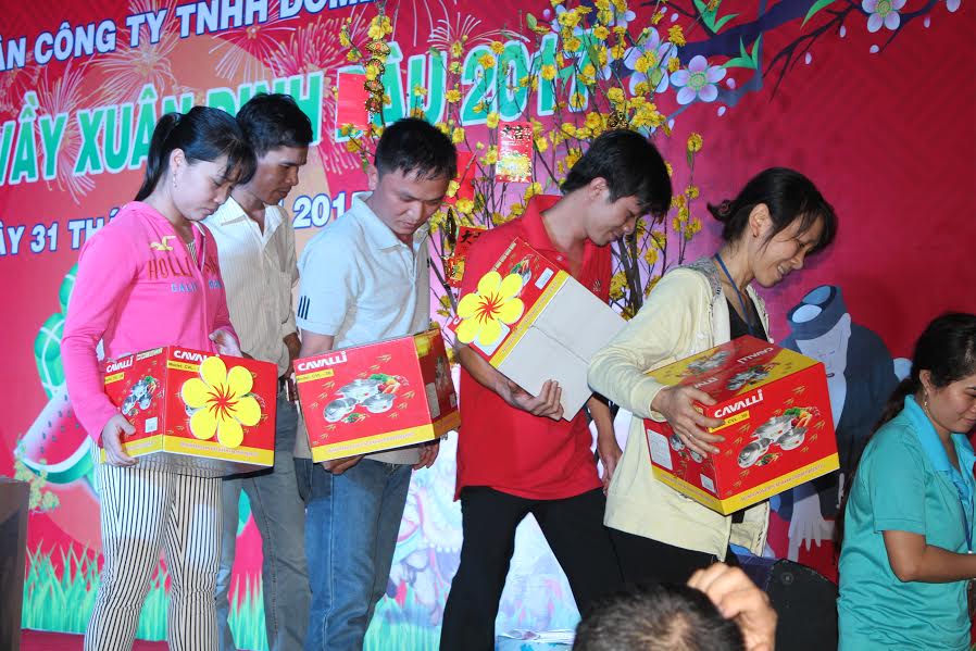 Công nhân Công ty TNHH Domex vui mừng khi nhận phần thưởng may mắn