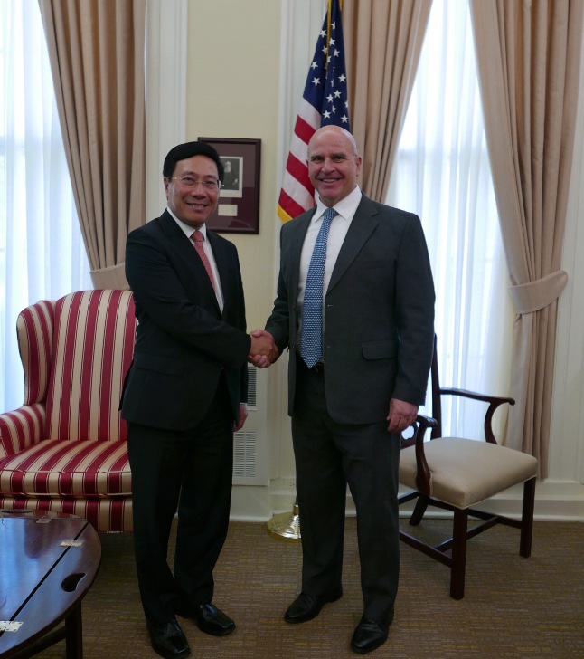 Ph&oacute; Thủ tướng Phạm B&igrave;nh Minh v&agrave; Cố vấn Hội đồng An ninh Quốc gia Herbert Raymond McMaster
