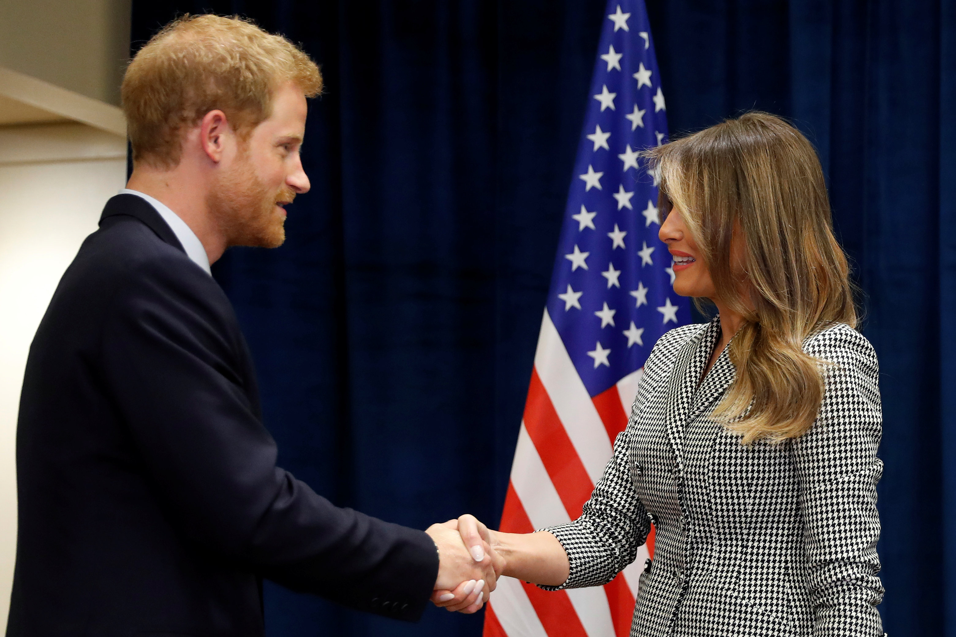 Công du một mình, bà Melania gặp Hoàng tử Harry và Thủ tướng Canada - Ảnh 1.