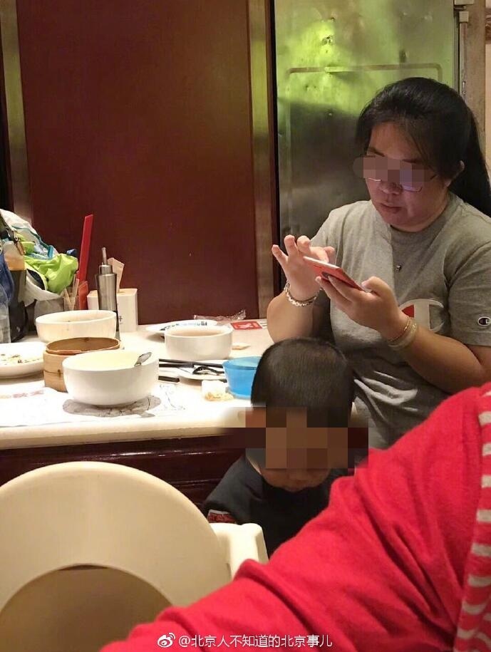 &ldquo;Thản nhi&ecirc;n&rdquo; cho con đi tiểu v&agrave;o b&aacute;t canh ở nh&agrave; h&agrave;ng - Ảnh 1.