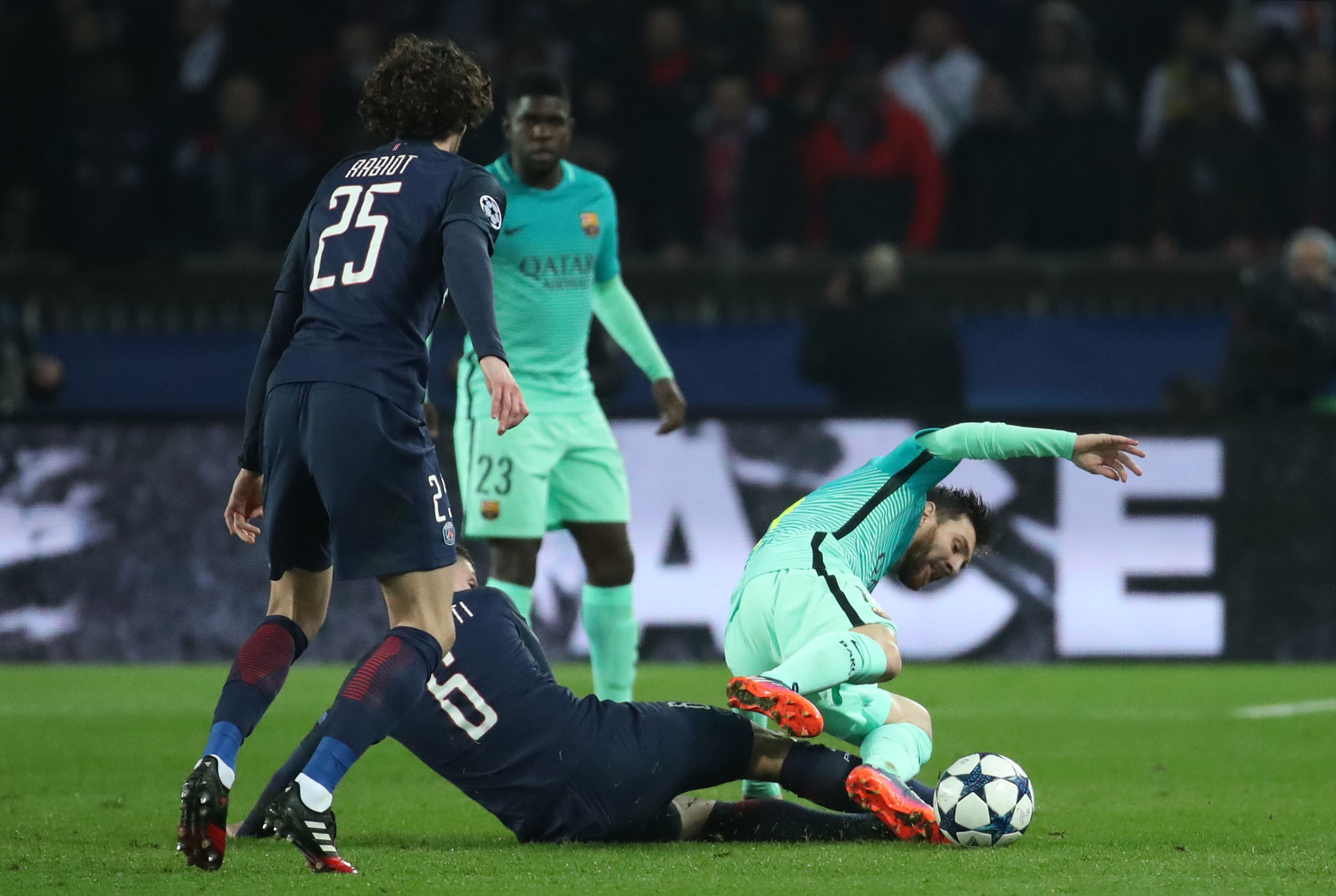 Xem Messi đưa Barca vượt khó
