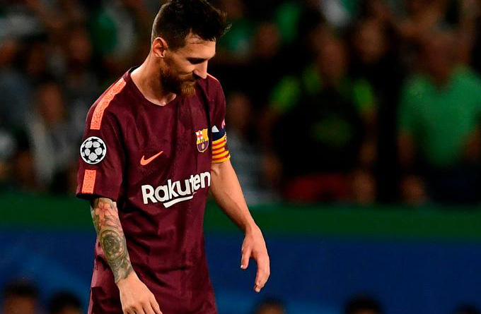 Fan cuồng hôn chân Messi trong tiếng hô tên Ronaldo