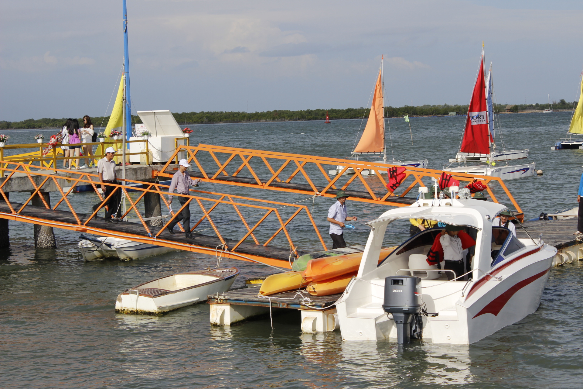 Từ bến Marina, du khách xuống tàu để tham quan một vòng thành phố nhìn từ đường sông và biển, ngắm nhìn trọn vẹn TP Vũng Tàu