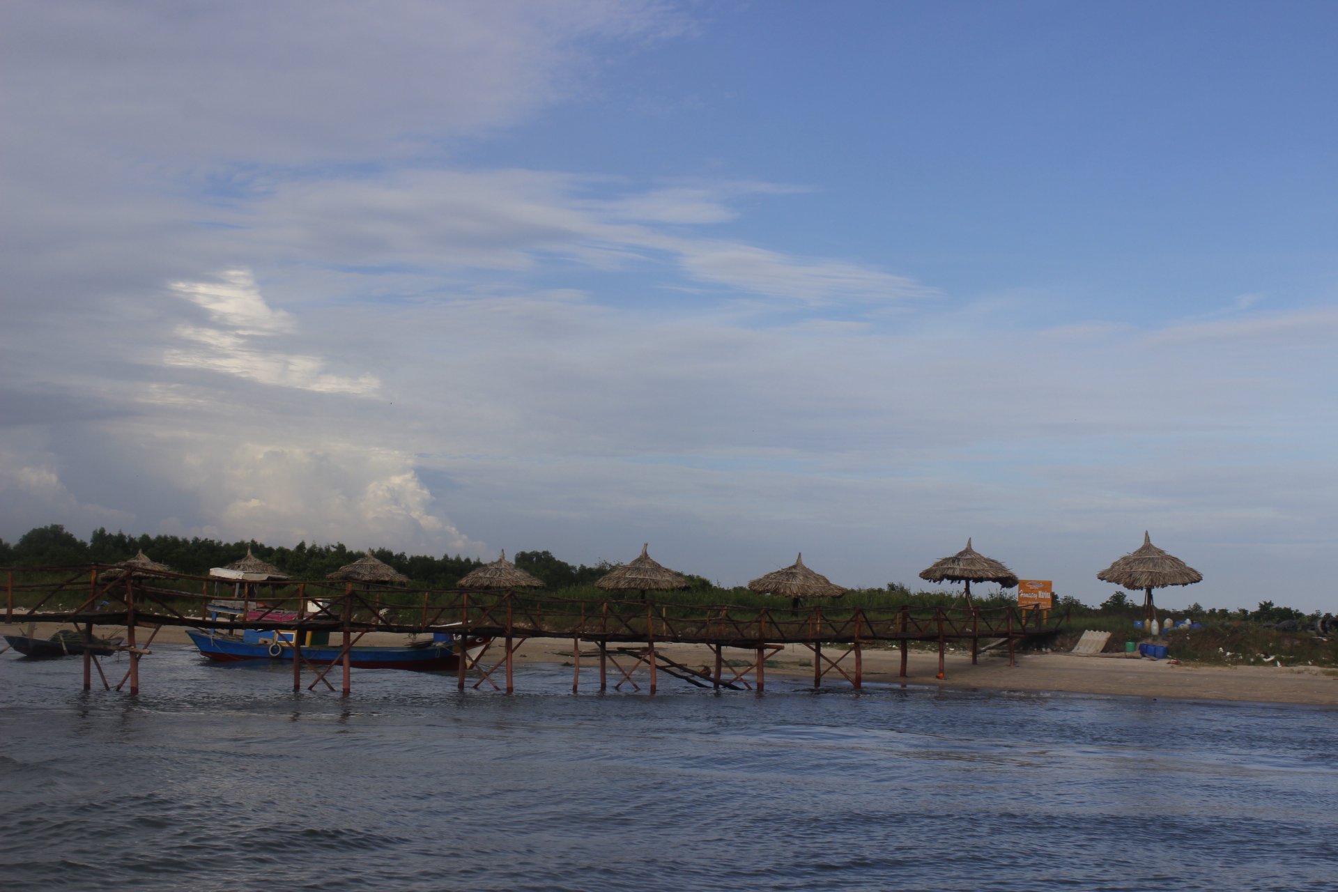 Nếu muốn đi bộ hít thở không khí trong lành hay tham gia các hoạt động ngoại khóa thì Homestay Marina là sự lựa chọn tốt nhất. Đây được ví như ốc đảo giữa sông bởi chỉ có duy nhất một hộ dân sinh sống.