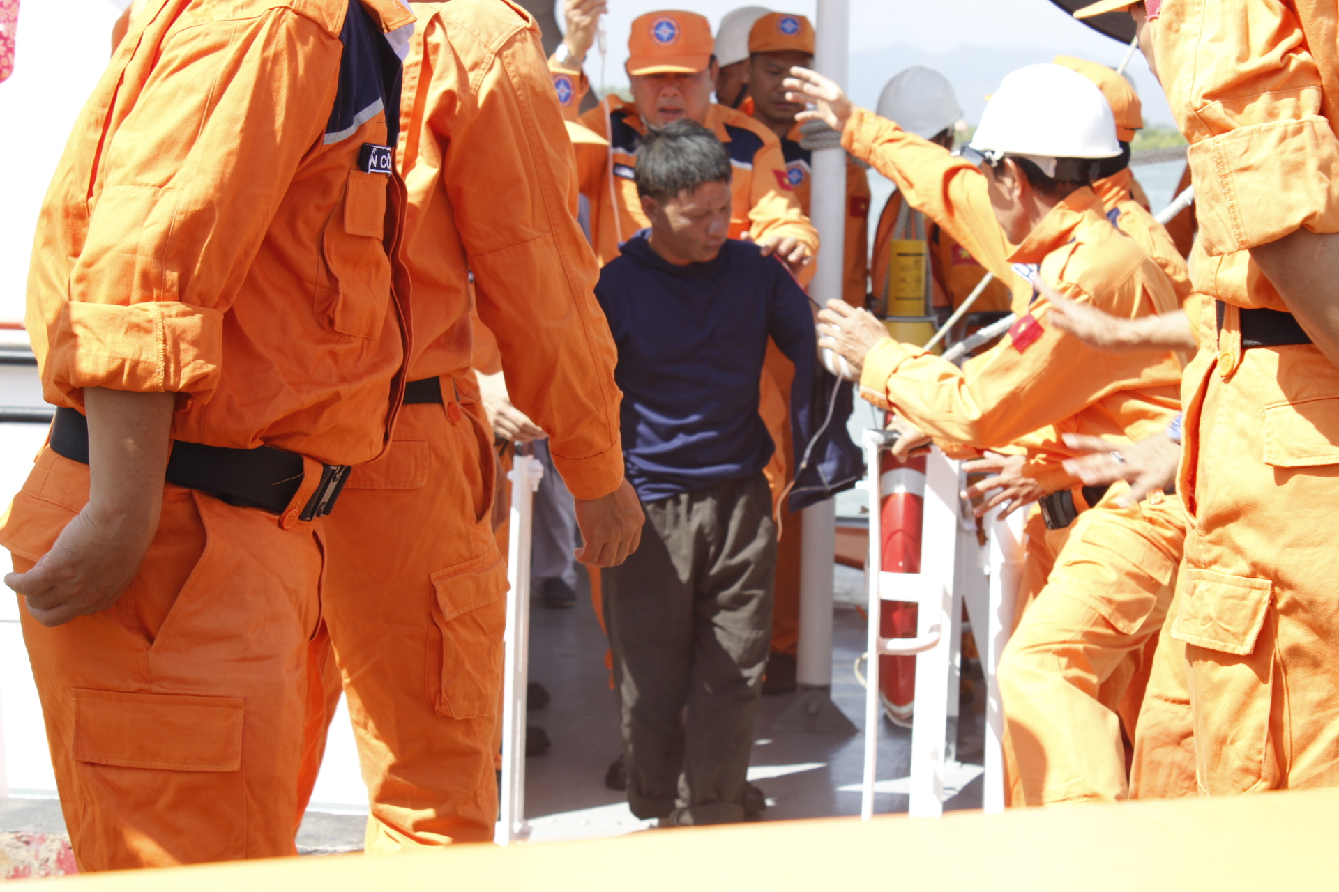 
Ngư d&acirc;n bị thương được c&aacute;c nh&acirc;n vi&ecirc;n đưa l&ecirc;n bờ để cấp cứu
