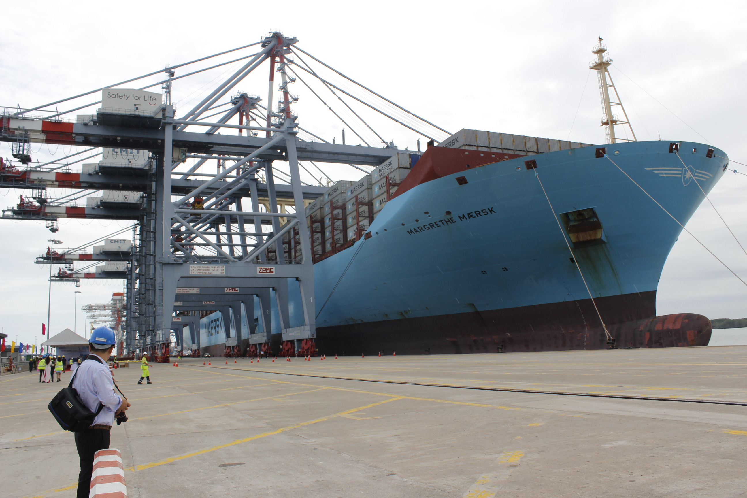Siêu tàu container dài 399 m cập cảng Cái Mép