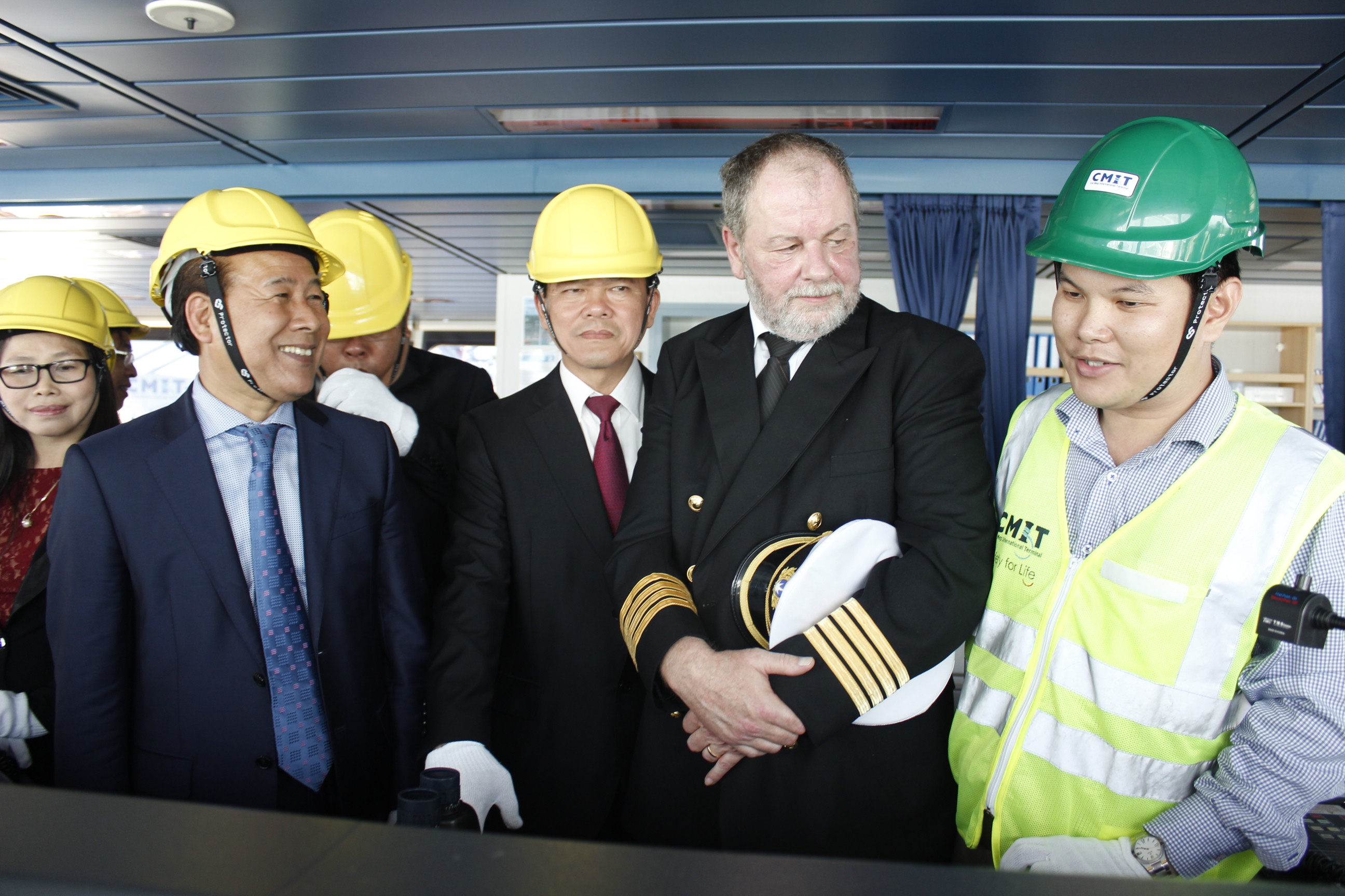
Thứ trưởng Bộ GTVT, l&atilde;nh đạo tỉnh B&agrave; Rịa-Vũng T&agrave;u c&ugrave;ng thuyền trưởng tham quan t&agrave;u Margrethe Maersk
