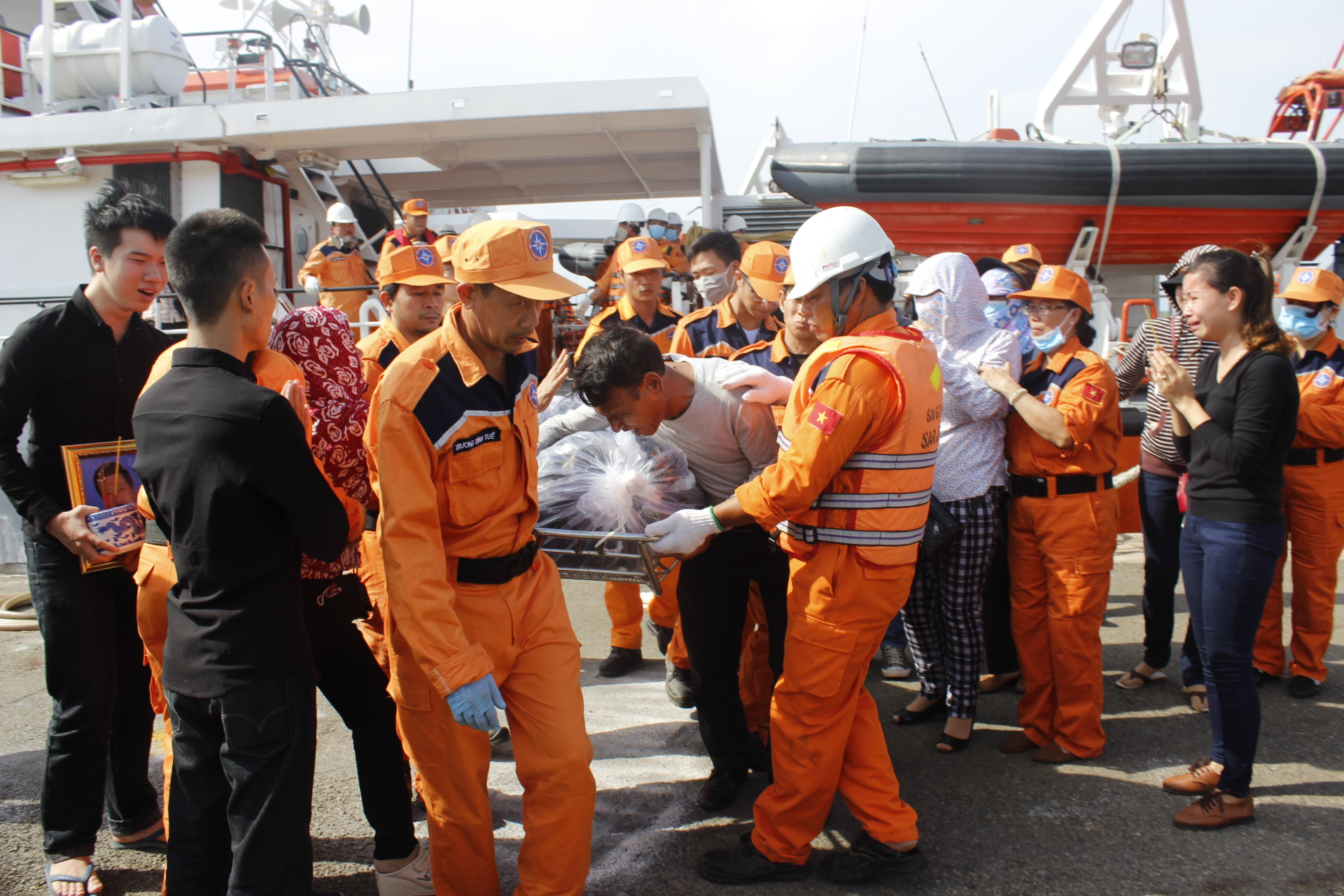 Ôm thi thể người thân trong nước mắt
