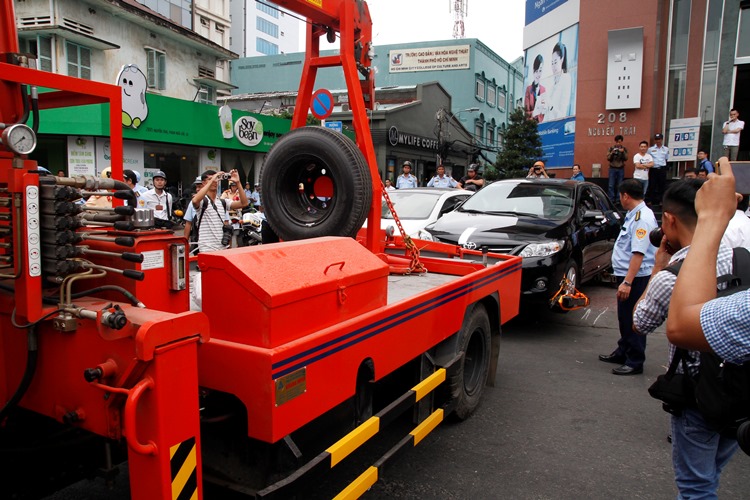 
Trong ng&agrave;y đầu tuần, 20-2, lực lượng chức năng đ&atilde; cẩu xe &ocirc; t&ocirc; đậu tr&ecirc;n vỉa h&egrave; trước t&ograve;a nh&agrave; gần giao lộ Nam Quốc Cang - Nguyễn Tr&atilde;i
