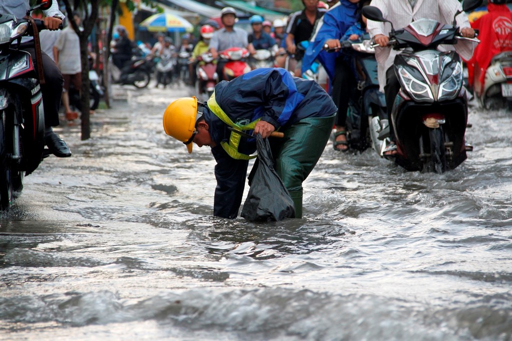 Người dân TP HCM "bì bõm" sau cơn mưa lớn