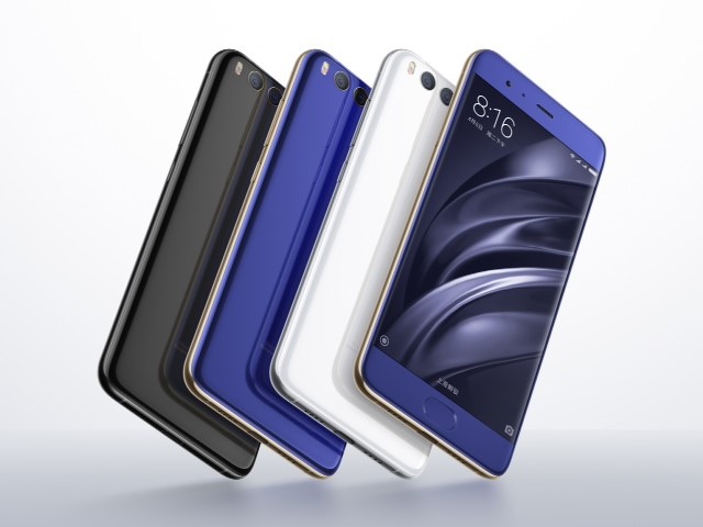 
Xiaomi Mi 6 c&oacute; ba m&agrave;u cơ bản (đen, xanh v&agrave; trắng) c&ugrave;ng hai phi&ecirc;n bản m&agrave;u đặc biệt (Ceramic v&agrave; bạc).
