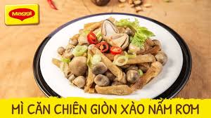 Món chay: Mì căn chiên giòn xào nấm rơm