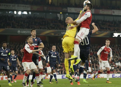Arsenal mất điểm sân nhà, Everton bị loại khỏi Europa League