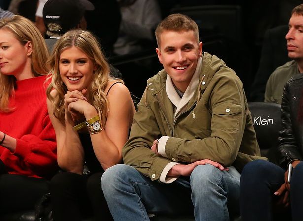 Bouchard và nam sinh viên trông tình tứ như người tình
