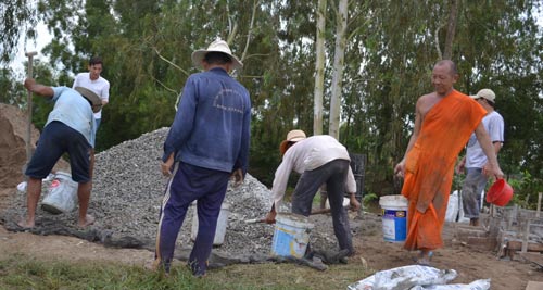 
Sư Minh c&ugrave;ng nh&acirc;n c&ocirc;ng l&agrave; người d&acirc;n địa phương đổ c&aacute;c trụ b&ecirc;-t&ocirc;ng để chuẩn bị bắc cầu đoạn kết nối 2 x&atilde; Thới Quản v&agrave; Thủy Liễu
