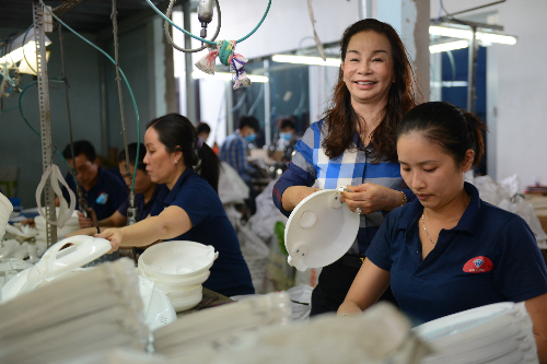 Cô bé bán chanh thành "bà trùm" nồi cơm điện